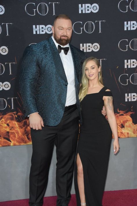 Game Of Thrones The Mountain actor towers over 5ft 2 wife at premiere | Metro News Game Of Thrones The Mountain, The Mountain Game Of Thrones, Hafthor Bjornsson, Game Of Thrones Actors, Game Of Thrones Behind The Scenes, Game Of Thrones Show, World's Strongest Man, Giant People, Game Of Thrones Premiere