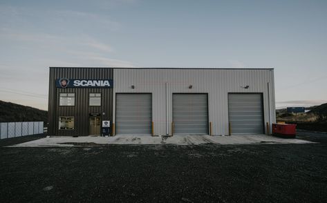 Workshop Exterior, Auto Workshop, Prefab Metal Buildings, Pre Engineered Metal Buildings, Metal Building Kits, Metal Building Designs, Auto Shop, Warehouse Design, Exterior Design Ideas