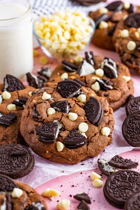 Dessert For Work, Cookies And Cream Cookies Recipe, Chunky Cookie Recipe, Crumbl Recipes, Bake Sale Cookies, Chunky Cookies, Jumbo Cookies, Best Cookie Recipe Ever, Bakery Style Cookies