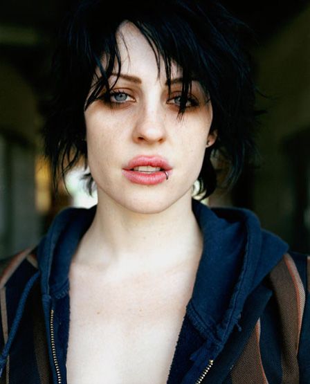 Brody Dalle, back in the day...smokin. Brody Dale, 90s Grunge Makeup, Chicas Punk Rock, The Distillers, 90s Grunge Hair, Frances Bean Cobain, 90s Makeup, 90s Fashion Grunge, Hair Color Pastel