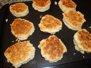 Griddle Biscuits  ~ Camp biscuits ~ why not on the grill too... Griddle Biscuits, Vegan Patty, Lunch Quinoa, Quinoa Oats, Campfire Cooking Recipes, Bisquick Biscuits, Outdoor Griddle Recipes, Breakfast For Lunch, Make Biscuits