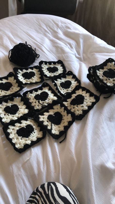 Graceful Crochet: Elegant Blanket Creations Red Black White Crochet Blanket Granny Squares, Black White Granny Square, Black And White Crochet Granny Square, Crochet Black And White Blanket, Black And White Crochet Projects, Granny Square Black And White, Granny Square Blanket Aesthetic, Granny Squares Aesthetic, Black And White Crochet Ideas