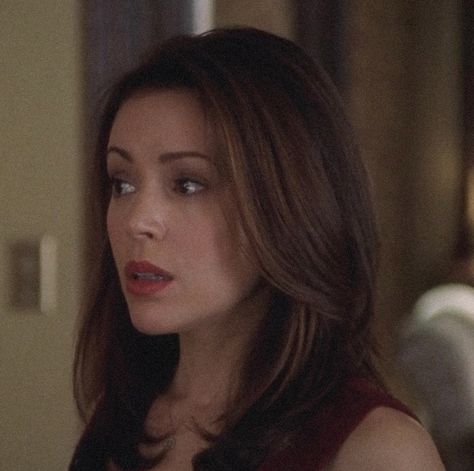 Phoebe Halliwell Icons, Phoebe Halliwell Hair, Pheobe Hallowell, Phoebe Halliwell Aesthetic, Phoebe Halliwell Hairstyles, Charmed Aesthetic, Baddie Books, Charmed Phoebe, Phoebe Charmed