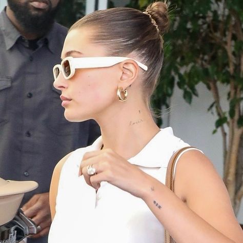 Hailey Bieber Wrist Tattoo, Wisdom Tattoo, Hailey Baldwin Street Style, Hailey Bieber Style, Female Transformation, Dainty Tattoos, Classy Jewelry, Trendy Tattoos, Cute Little Things