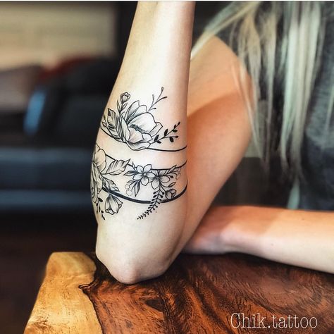 #girlswithtattoos #tattoos #tattooedgirls #mandalatattoo #mandala #tattooed #tattoolife #tattooartist #tattoogirls… Small Tattoos Arm, Tattoo Band, Tattoo Placements, Inspiration Tattoos, Tattoo Women, Tattoo Feminina, Band Tattoo, Friend Tattoos, Small Tattoo