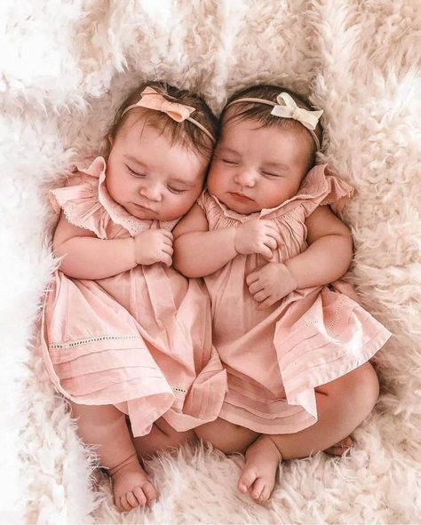 💕🥰 📸 @the.harrisonhomestead 🤍🤍 #gemeas #maedegemeas #bebes #bebês #maternidade #mundorosa Moana And Maui, Moana Princess, Twin Baby Girls, Twin Outfits, Newborn Twins, Baby Faces, Disney Moana, Baby Newborn