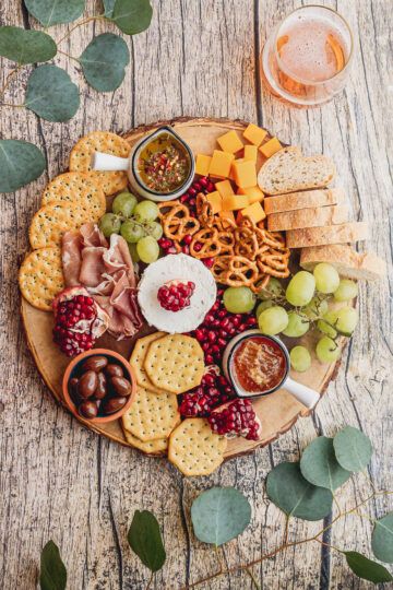 Small Platter Ideas For Two, Small Cheese Board Ideas Simple, Winter Charcuterie Board, Winter Charcuterie, Charcuterie Board For Two, Simple Charcuterie Board, Small Charcuterie Board, Simple Charcuterie, Charcuterie Picnic