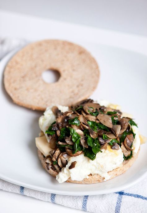 Recipe // egg white spinach and mushroom breakfast sandwich … | Armelle Blog Spinach Sandwich, Bagel Cafe, Mushroom Breakfast, Spinach Breakfast, Spinach And Mushroom, Savory Breakfast Recipes, Chicken Noodle Soup Easy, Brunch Cafe, White Mushroom