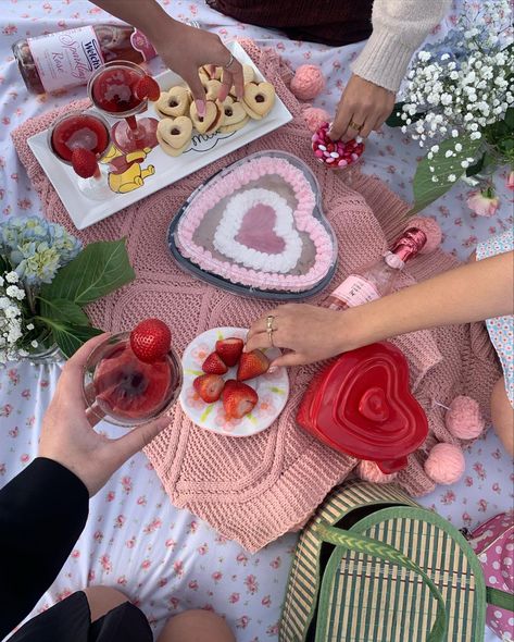 galentines picnic, galentines day, galentines ideas, cute picnic, aesthetic picnic, beach picnic, instagram inspo Cute Picnic Aesthetic, Galentines Picnic, Valentines Picnic, Galentines Ideas, Picnic Instagram, Valentine's Day Wallpaper, Galentines Day Ideas, Hearts Day, Valentines Brunch