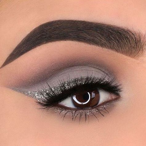 Silver Eye Makeup, Grey Makeup, Make Up Designs, Grey Eyeshadow, Silver Eyeshadow, Smink Inspiration, Make Up Videos, Makijaż Smokey Eye, Beautiful Eye Makeup