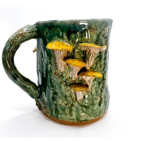 Nature Themed Ceramics, Cool Ceramic Mugs, Mushroom Mug Ceramics, Mug Ideas Pottery, Ceramic Cup Ideas, Clay Mugs Handmade, Mushrooms Ceramic, Cool Pottery, Nature Pottery