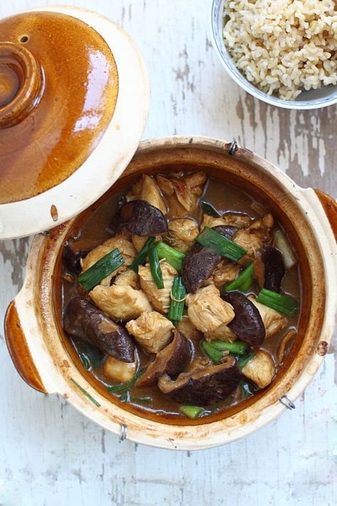 Clay Pot Chicken with Mushroom. #chicken #mushroom Clay Pot Chicken, Clay Pot Cooking Recipes, Clay Pot Recipes, Easy Mushroom Recipes, Chicken With Mushroom, Braised Pork Ribs, Clay Pot Cooking, Mapo Tofu, Easy Asian Recipes