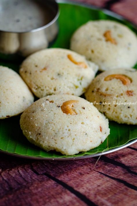 Rava Idli Recipe, Rava Idli, South Indian Breakfast Recipes, South Indian Breakfast, Chicken Biryani Recipe, Idli Recipe, Dosa Recipe, Tastemade Recipes, Indian Breakfast