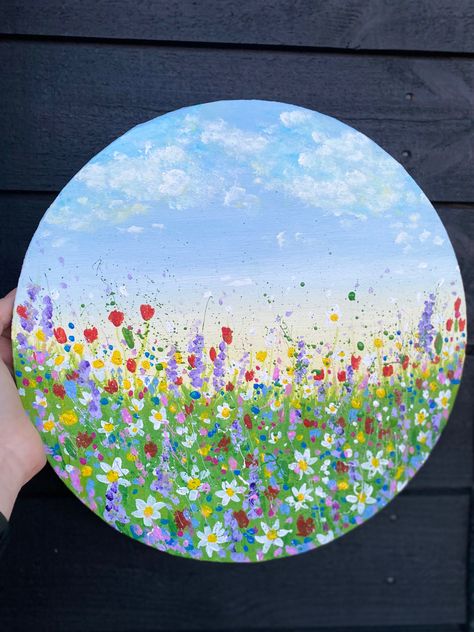 Flower Painting Round Canvas, Round Canvas Inspiration, Round Canvas Art Abstract, Things To Paint On A Round Canvas, Painting Ideas On Circular Canvas, Circle Wood Painting Ideas Easy, Circle Board Painting, Circular Canvas Painting Ideas, Circle Canvas Art Ideas