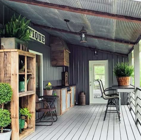 30 Gorgeous And Inviting Farmhouse Style Porch Decorating Ideas Farmhouse Porch Decor, Building A Porch, Porch Decorating Ideas, Country Porch, Side Porch, Farmhouse Porch, Backyard Porch, House With Porch, Front Porch Decorating