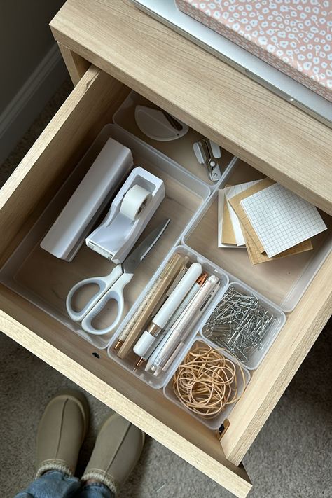 desk drawer organization Drawer Office Organization, Work Desk Drawer Organization, Office Drawers Organization Ideas, Desk Drawer Organization Aesthetic, Desk Organization Teacher, Office Organization Aesthetic, Desk Organization Drawer, Work Desk Essentials, White Desk Office Decor