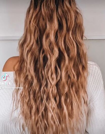 This is a guide on overnight braid curls. Learn how to get gorgeous weaves overnight in this quick and easy tutorial. Easy Overnight Curls, Hair Brush Blow Dryer, Make Hair Curly, Braid Curls, Curled Hair With Braid, Curls Tutorial, Overnight Braids, Super Cute Hairstyles, Easy Curls