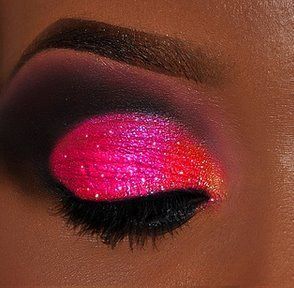 <3 Halloweenský Makeup, Glittery Eyes, Catty Noir, Pink Eye, Pink Eyeshadow, Glitter Eyes, Fantasy Makeup, Pink Eyes, Glitter Makeup