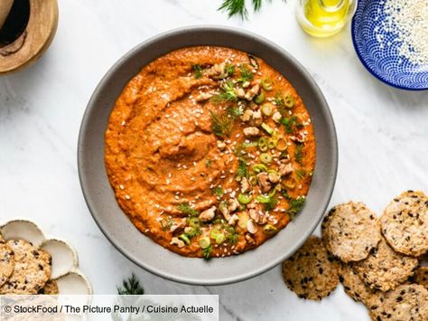 Recette Muhammara libanais. Ingrédients (4 personnes) : 4 poivrons rouges, 2 gousses d'ail, 1 pincée de piment... - Découvrez toutes nos idées de repas et recettes sur Cuisine Actuelle Muhammara Recipe, Roasted Red Pepper Dip, Red Pepper Dip, Pepper Dip, Pepper Sauce Recipe, Stuffed Pepper Dip, Pomegranate Molasses, Food Stamps, Roasted Peppers