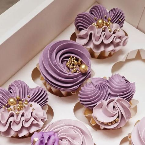 Hinds Pastries on Instagram: "Purple cupcakes with a matching lilac cakebox 😍💜 Cukcakewrappers @cupcakedozen.nl Purple cakebox @cakecraftcompany Sprinkles @sprynklezz #purplecupcakes #babyshowercakeideas #babyshowercupcakes #cupcakesdaily #ohbabycake #ohitsperfect #cupcakelove #cupcakesbae #cupcakeproject #cupcakelovers #cakeworld #buttercreamswirls #cupcakesofinstagram #cupcakestagram #cupcakedecorating #instacupcakes #cakesofig #cakeinstagram #cakery #cakelife #igcakes #cupcakeart #cakesofinsta #cupcakedesign #cupcakeoftheday #cupcakequeen #cakeideas #cakelove #cakeart #cakegoals" Purple Cupcakes, Cupcake Queen, Gold Cupcakes, Cupcake Art, Baby Shower Cupcakes, January 4, Baking Ideas, Cupcakes Decoration, Cake Art