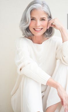 Older Woman Portrait, 60 Year Old Woman, Medium Layered Haircuts, 사진 촬영 포즈, Portrait Photography Women, Short Layered Haircuts, Middle Aged Women, Headshots Professional, Hair Nails