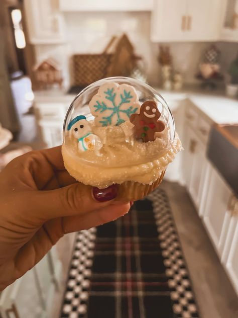 How to Make Adorable Snow Globe Cupcakes! - Globe Cupcakes, Snow Globe Cupcakes, Cupcakes Easy, Festive Table Setting, Homemade Cupcakes, Delicious Donuts, Christmas Snow Globes, Decorator Icing, Winter Party