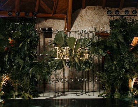 Dark Green Tropical Wedding, Boho Jungle Wedding, Tropical Glam Decor Party, Tropical Glam Wedding, Wedding Powerpoint, Tulum Party, Jungle Glam, Playa Del Carmen Wedding, Jungle Wedding