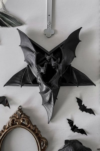 Supernatural Home Decor, Diy Gothic Home Decor Ideas, Gothic Antique Decor, Gothic Apartment Decor, Witchy House Decor, Gothic House Decor, Spooky Room Decor, Goth Furniture, Bat Wall Decor