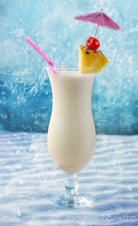 Classic Piña Colada, a sweet tropical cocktail made with rum, coconut cream, and pineapple juice. Pina Coloda, Cocktails Made With Rum, Colada Drinks, Pina Colada Drinks, Cocktail Fruit, Best Summer Cocktails, Pina Colada Recipe, Rum Cocktails, Rum Drinks