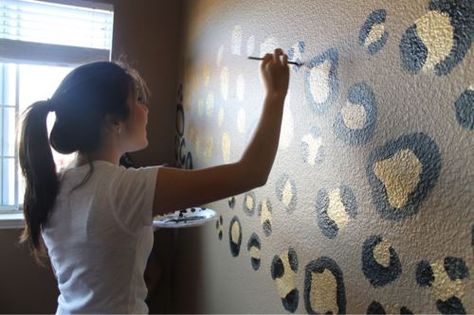 16 Awesome and Easy DIY Wall Decorating Ideas.  #walldecoratingideas #bestwalldesigntips #walldecoratingforhomes Cheetah Print Walls, Leopard Print Wall Art, Hallway Ideas Diy, Wall Decorating Ideas, Leopard Wall, Art Supply Organization, Wall Decorating, Creative Walls, Wall Paint