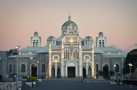 Basílica de Nuestra Señora de los Ángeles Cartago, Costa Rica. Walking Trails, Beautiful Country, Countries Of The World, Central America, Nicaragua, Costa Rica, Notre Dame, Taj Mahal, Favorite Places