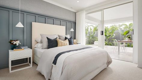 hamptons style guest bedroom with wall panelling behind bed with tall headboard white bedside tables Hampton Style Bedroom, Hampton Bedroom Ideas, Hamptons Style Bedrooms, Hampton Bedroom, Master Suite Floor Plan, Hamptons Bedroom, Hamptons Interior Design, Wall Behind Bed, Hamptons Style Interior