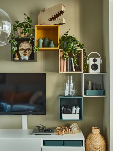 Un soggiorno dedicato al relax - IKEA IT Wall Mounted Shelving Unit, Ikea Eket, Etagere Cube, Flexible Furniture, Ikea Wall, Ikea Furniture Hacks, Cube Shelves, White Stain, Furniture Hacks