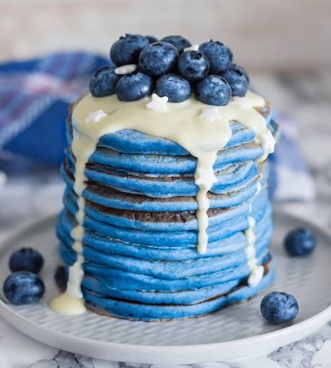 Andreea 🦋 Breakfast & more on Instagram: “VEGAN BLUE SPIRULINA PANCAKES served with melted chocolate and fresh blueberries 💙. This was our breakfast today and it was insanely good…” Blue Pancake, Crepe Suzette, Movie Cakes, Blue Spirulina, Spirulina Powder, Blue Desserts, Pancake Stack, Blue Food, Blueberry Pancakes