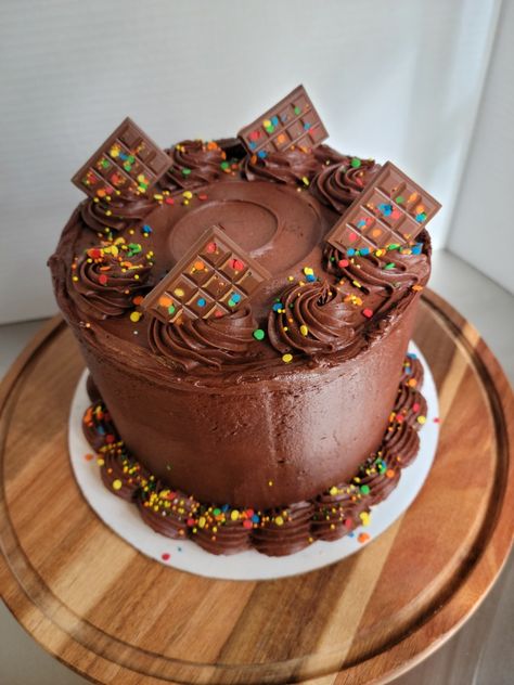 Chocolate cake with fudge frosting, sprinkles, and chocolate candies Chocolate Fudge Cake Decoration, Fudge Cake Decoration, Chocolate Fudge Birthday Cake, Cakes For Teenagers, Chocolate Candy Cake, Easy Chocolate Fudge, Decorating Frosting, Chocolate Candies, Fudge Frosting