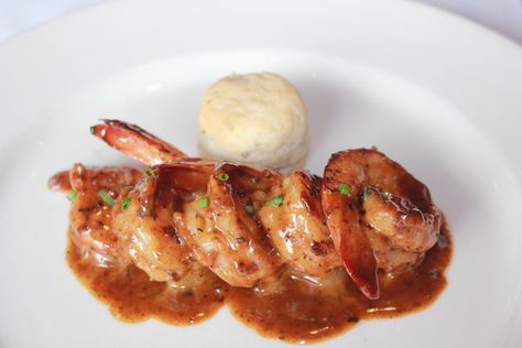 This dish takes shrimp and grits to a whole new level. With an amazingly rich barbecue base that is buttery and delicious, these shrimp are still one of the most popular dishes at Emeril's and they will never leave the menu. Emeril Recipes, New Orleans Bbq Shrimp, Emeril Lagasse Recipes, Shrimp Bbq Recipes, Barbecue Shrimp, Bbq Seafood, Cooked Shrimp, Banana Pie, New Orleans Recipes