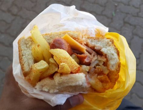 Kota South African Food, Bunny Chow South African Kota, Russian Sausage, Slap Chips, South African Street Food, Spaza Shop, African Street Food, Fast Food Ideas, Easy Food Dishes