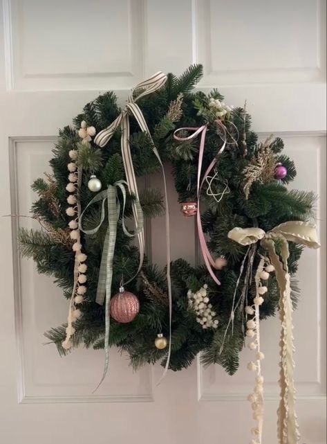 Girly Christmas Decorations, Christmas Room Decor Aesthetic, Christmas Pinterest Board, Christmas Decor Ideas Pink, Pink Christmas Diy, Christmas Decor Ideas Aesthetic, Christmas Decorations Pink, Pink Christmas Bedroom, Gingerbread House Ideas