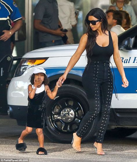 Kardashians Paparazzi, Kim Kardashian And North, Kim And North, Estilo Kim Kardashian, Estilo Kardashian, Kim Kardashian Outfits, Kim K Style, Kardashian Outfit, Vegan Bag