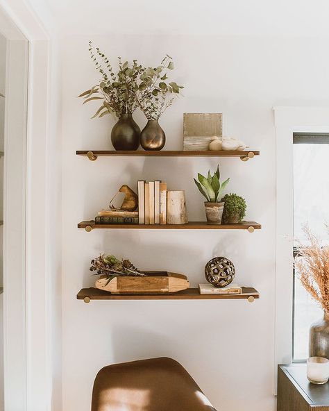 Floating Bookshelves Aesthetic, 3 Shelves On Wall Arrangement, Industrial Shelf Decor, Shelf Styling Bedroom, Uni Room Ideas Uk, Organizing Aesthetic, Uni Room Ideas, Shelves Styling, Floating Bookshelf