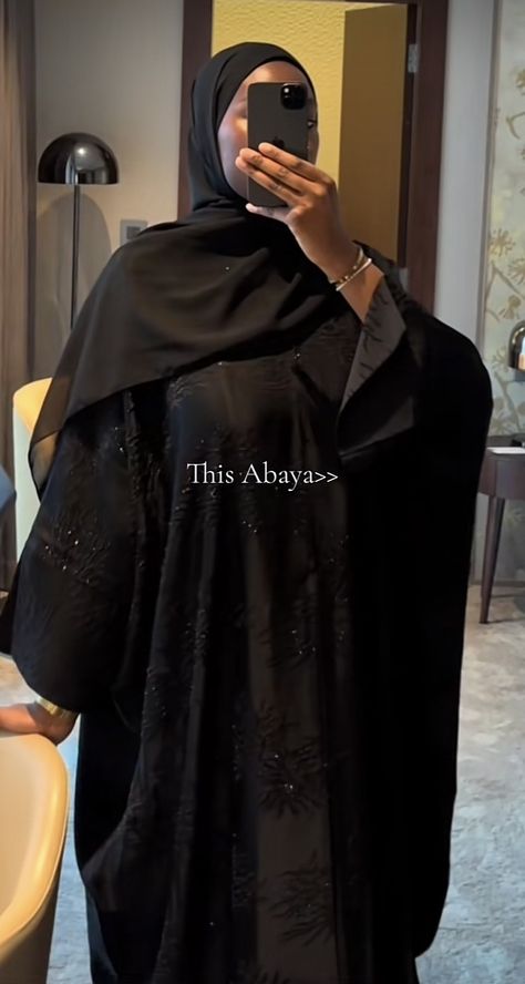 Islamic Outfits For Women, Hijab Fashion Inspiration Abayas, Black Muslim Women, Abaya Fits, Abaya Noir, Black Abaya Designs, Outfit Modest, Dubai Abaya, Black Abaya