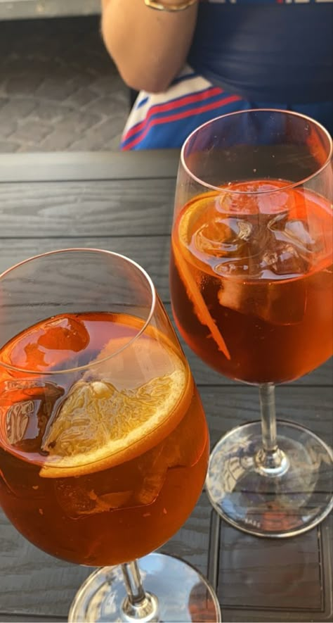 Orange Aesthetic Instagram, Liqueur Drinks, Dinner And A Movie, Fancy Drinks, Pretty Drinks, Orange Aesthetic, Fancy Restaurant, Italian Summer, Aperol Spritz