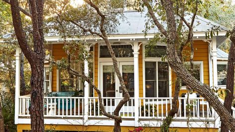 This 600-Square-Foot Florida Beach Cottage is a Tiny Slice of Paradise Decorators White Benjamin Moore, Florida Beach Cottage, Florida Cottage, Custom Bookshelves, Karim Rashid, Wrightsville Beach, Beach Bungalows, Florida Beach, Plywood Furniture