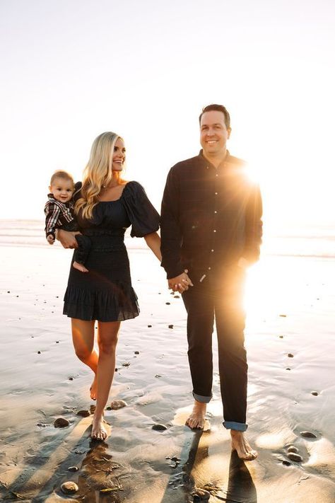 Lion Photoshoot, Photoshoot Beach Ideas, Baby Beach Pictures, Family Beach Pictures Outfits, Beach Family Photoshoot, Boho Family Photos, Beach Photoshoot Family, Beach Picture Outfits, Family Photography Outfits