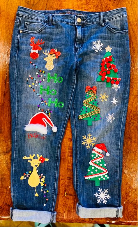 Cricut Ugly Sweater Ideas, Christmas Jeans Diy, Christmas Jeans, Kids Treat Bags, Denim Painting, Painting Jeans, Christmas Pants, Diy Christmas Sweater, Xmas Fashion