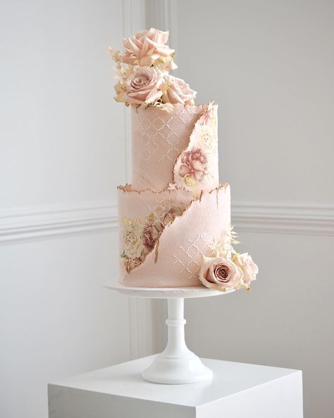 Fondant Wedding Cake Designs, Two Tier Fondant Cake, Cake Design For Wedding, Victorian Cake Design, Cake Designs For Wedding, Two Tier Cake Designs, Elegant Pink Cake, Birthday Cake 2 Tier, Wedding Fondant Cake