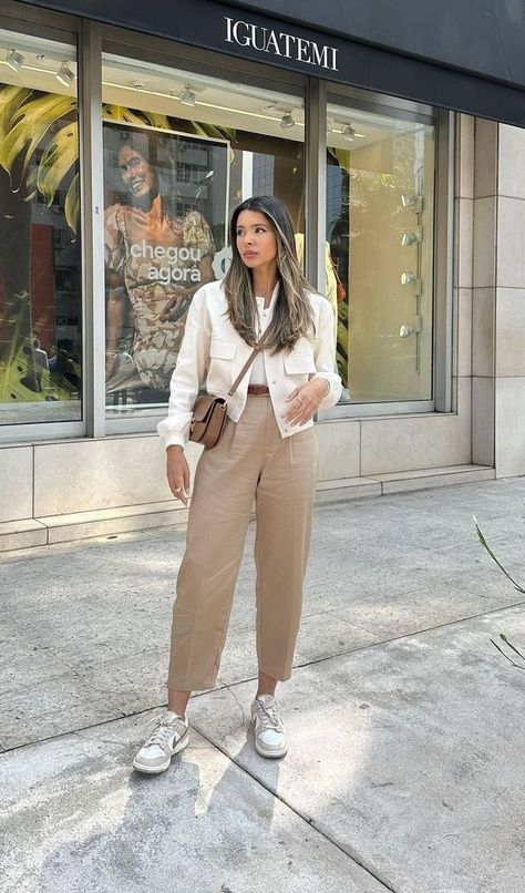 Nude Trousers Outfit, Trousers Outfit Work, Cream Trousers Outfit, Beige Trousers Outfit, Nude Trousers, Wide Leg Trousers Outfit, France Outfits, Nude Outfits, Japan Outfit