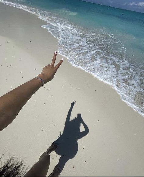 Beach Pics Aesthetic No People, Summer Faceless Aesthetic, Faceless Summer Pics, No Face Vacation Pics, Beach Pictures No People, Beach Pictures Faceless, No Face Beach Poses, Faceless Beach Pics, Faceless Beach Aesthetic