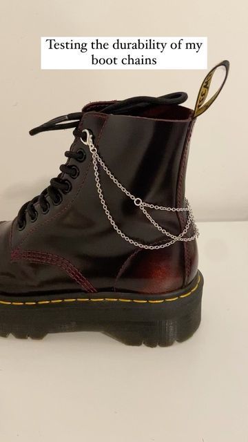 Boot Charms Diy, Diy Boot Chains, Shoe Chains Diy, Alt Boots, Boots With Chains, Emo Shoes, Chain Boots, Shoe Chain, Platform Doc Martens