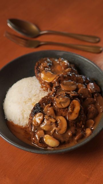 Jollibee Burger Steak, Jollibee Burger, Burger Steak, Steak Burger, Beef Entrees, Steak And Rice, Beef Steak Recipes, Hamburger Steak, Cremini Mushrooms